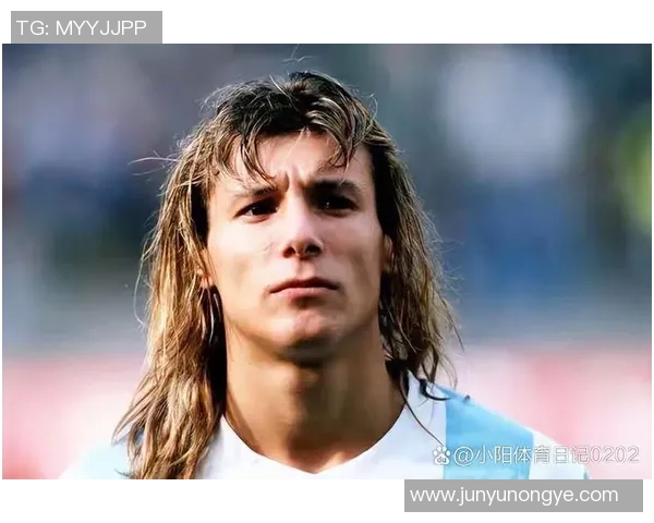 足球明星特帅照片展现运动魅力与个人风采的完美结合